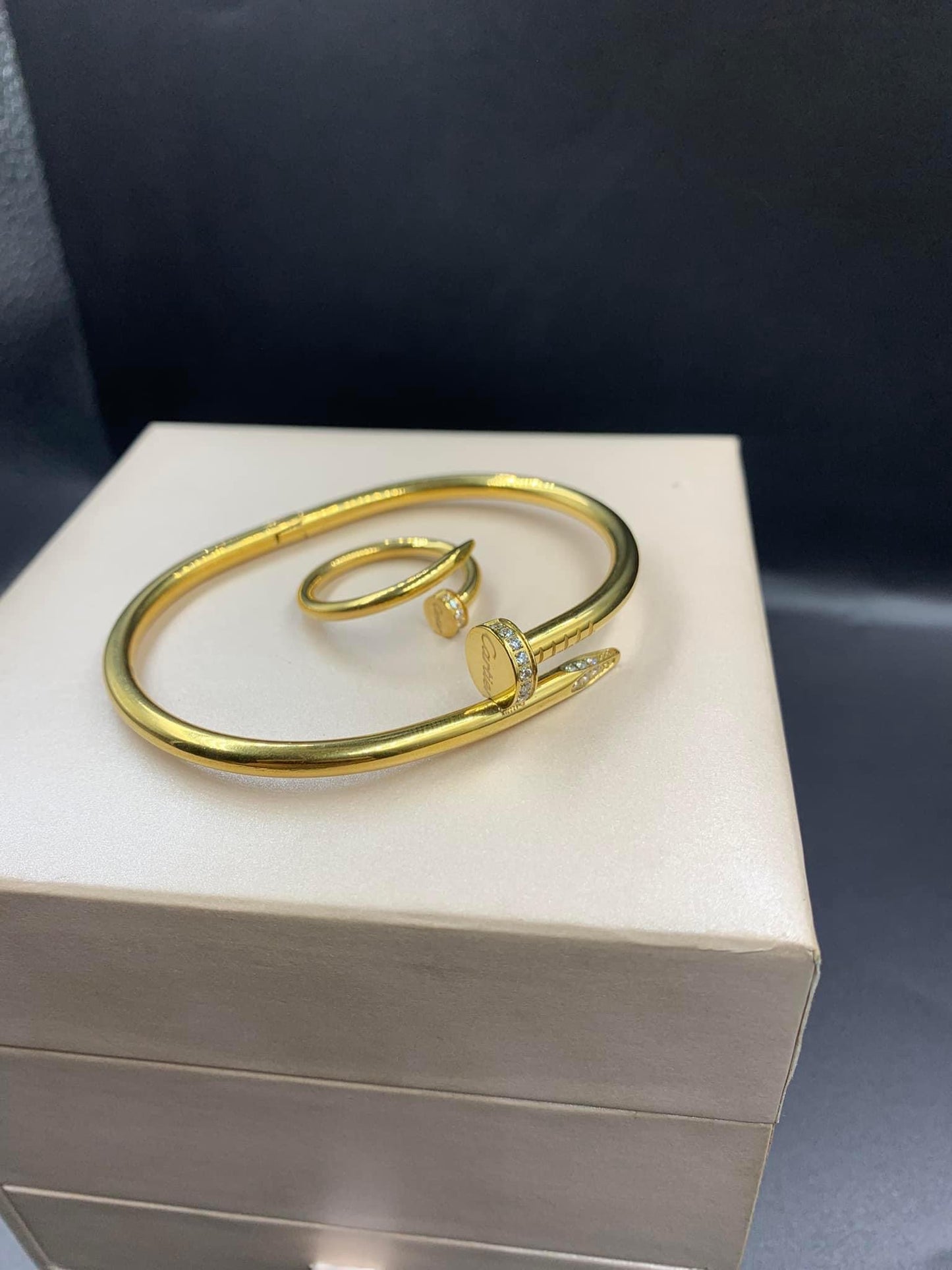 ✨Le meilleur pour vous 😍✨                  Bracelet car tier + la bague car tier en acier inoxydable la meilleure qualité 🤩🤩🤩