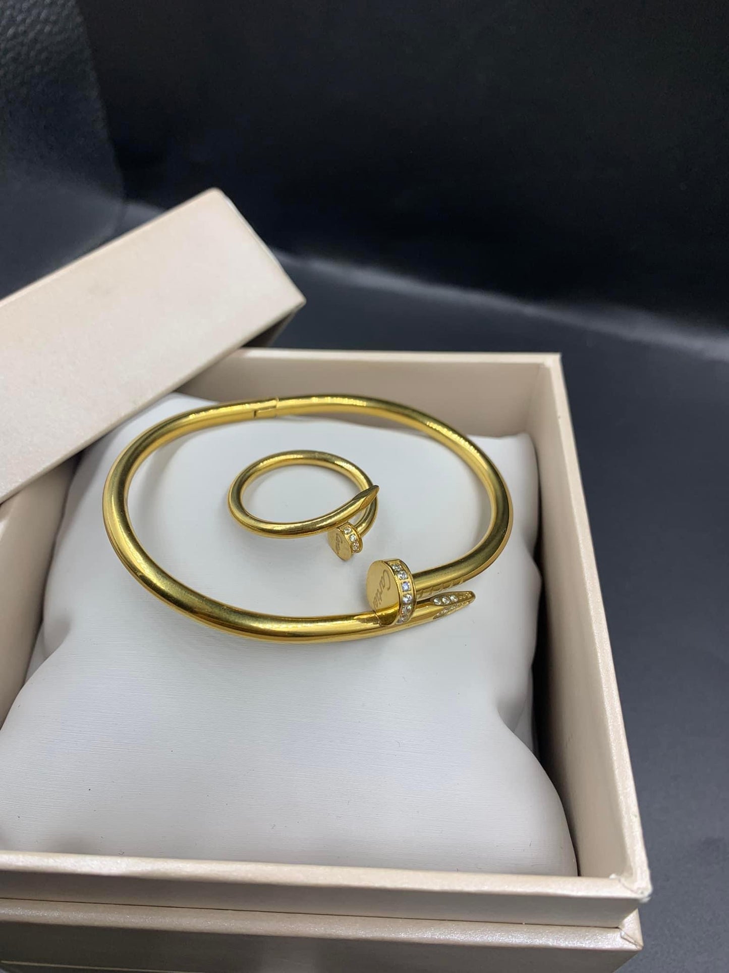 ✨Le meilleur pour vous 😍✨                  Bracelet car tier + la bague car tier en acier inoxydable la meilleure qualité 🤩🤩🤩